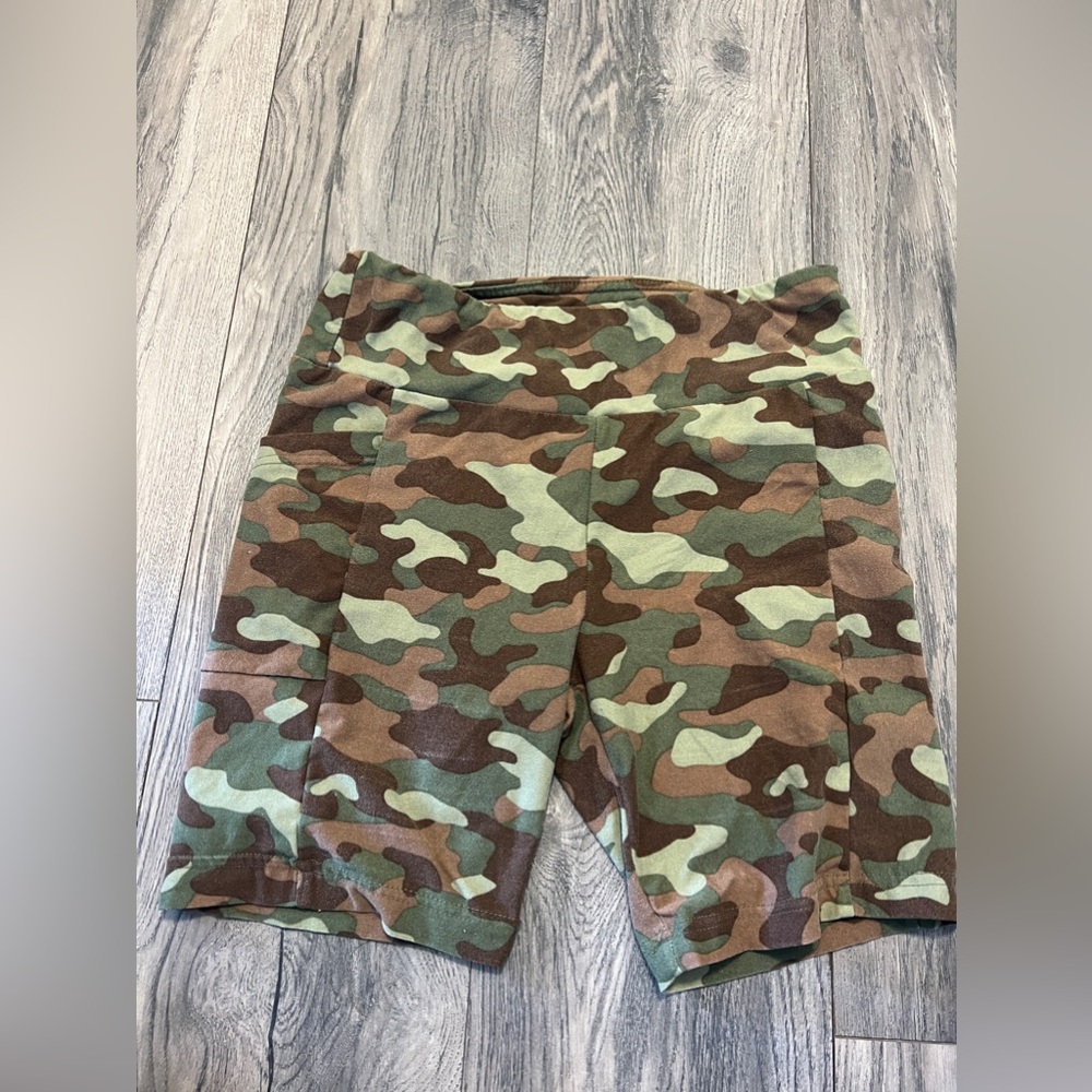 💛🦢5 FOR $10!!! 🦢💛 Womens Camouflage Shorts